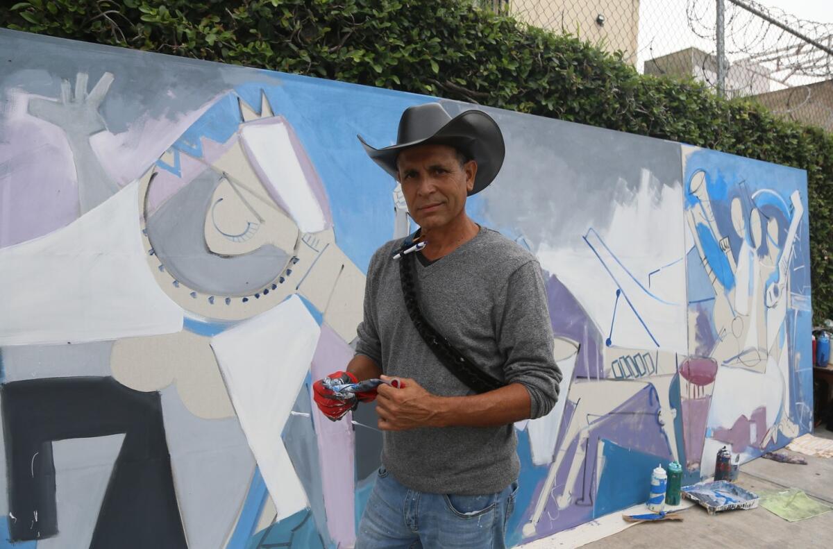 Este es el artista de Texas que se encuentra trabajando en un mural para "Chente".
