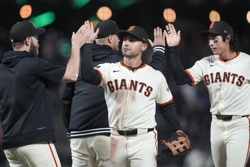 Michael Conforto, de los Gigantes de San Francisco, en el centro, y Jung Hoo Lee, a la derecha, celebran con sus compañeros de equipo después de que los Gigantes derrotaron a los Mets de Nueva York en un juego de béisbol en San Francisco, el lunes 22 de abril de 2024. (AP Foto/Jeff Chiu)