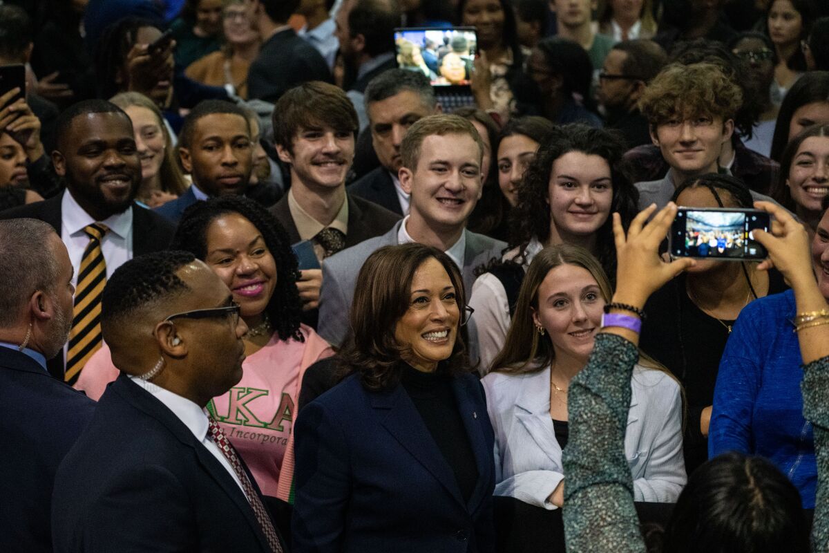 Le vice-président Kamala Harris salue les sympathisants.