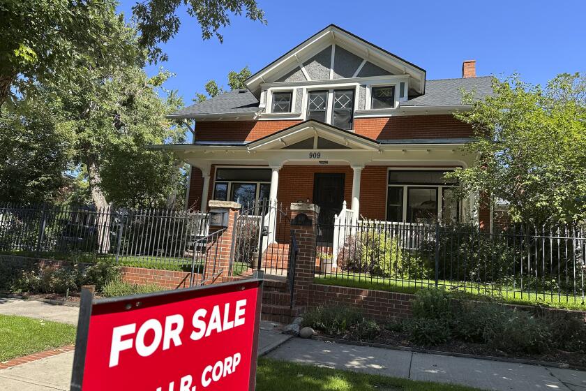 Un letrero de “Se vende” afuera de una casa en venta en el vecindario de Alamo Placita, el martes 27 de agosto de 2024, en el centro de Denver. (AP Foto/David Zalubowski)