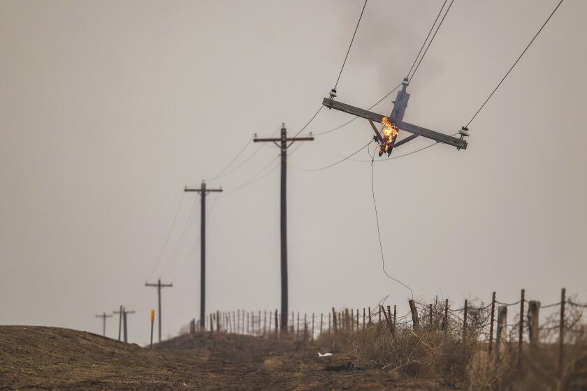 Un poste telefónico arde por el incendio de Smokehouse Creek, el miércoles 28 de febrero de 2024 en Canadian, Texas. (AP Foto/David Erickson)
