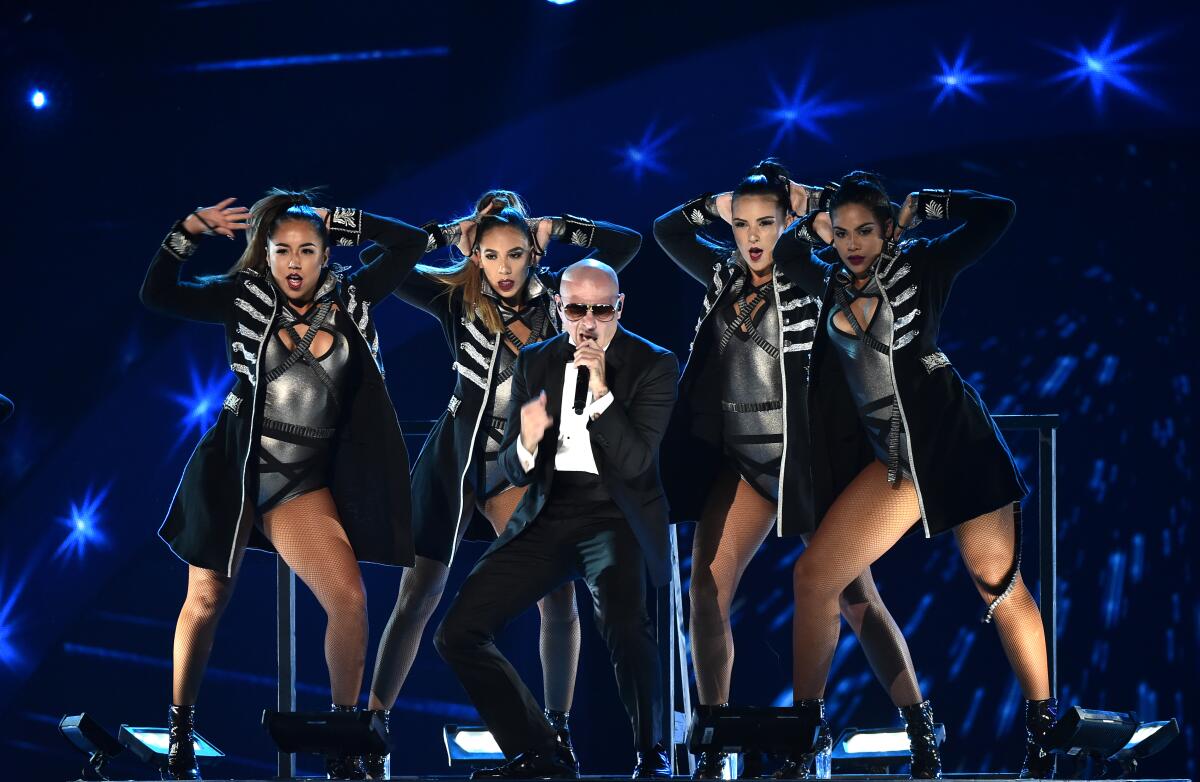 Pitbull subirá al escenario de los Latin AMAs una vez más.