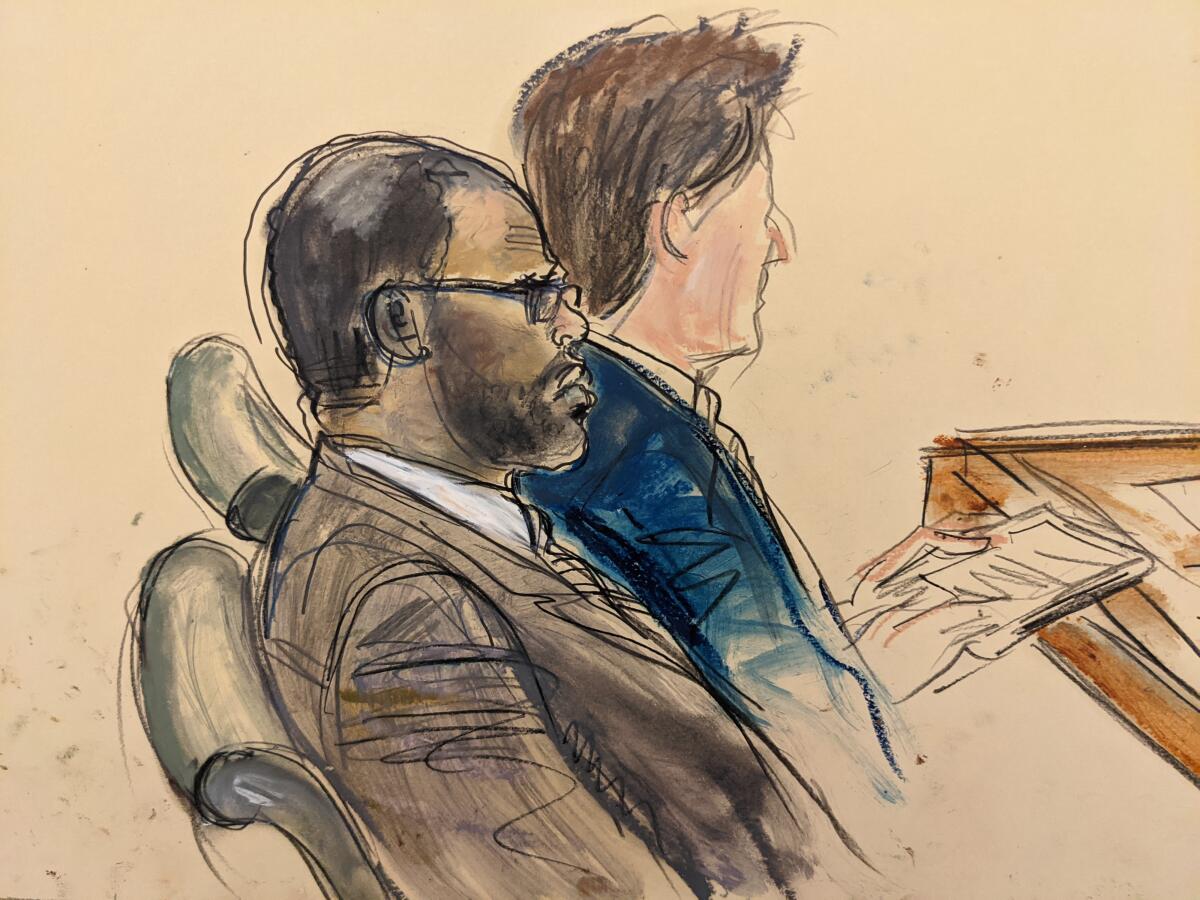En este boceto realizado a partir de un monitor de video, el acusado R. Kelly, a la izquierda,