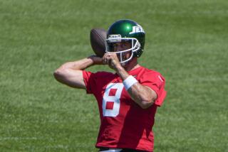 El quarterback Aaron Rodgers (8) de los Jets de Nueva York durante un entrenamiento en el predio del equipo, el martes 21 de mayo de 2024, en Florham Park, Nueva Jersey. (AP Foto/Seth Wenig)