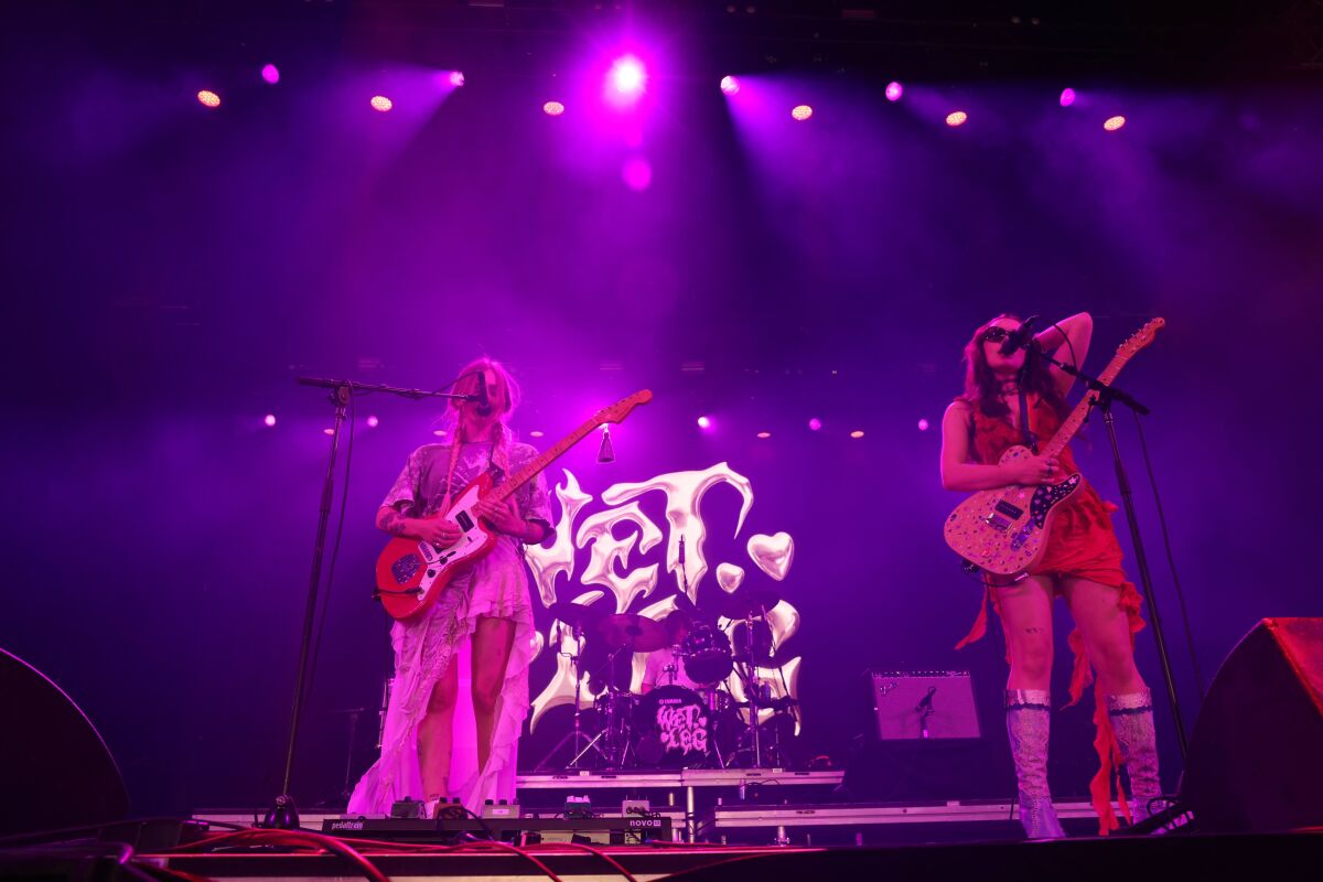 Deux femmes musiciens de rock sur scène.