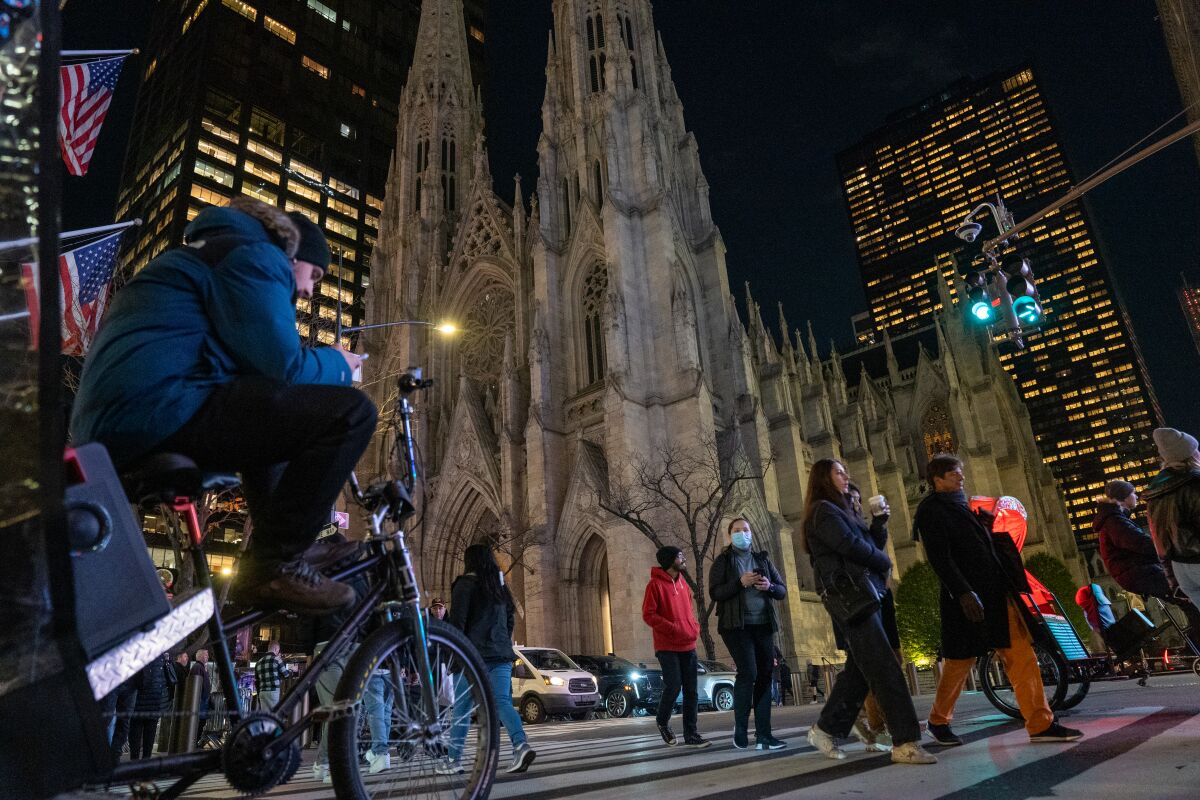 Fachada de Catedral de Saint Patrick de Nueva York iluminada por primera vez