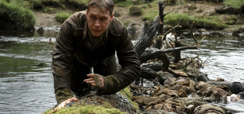George MacKay en una escena de "1917" dirigida por Sam Mendes en una imagen proporcionada por Universal Pictures. (François Duhamel/Universal Pictures via AP)