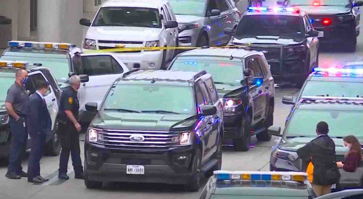 Policías resguardan la zona del ataque en el Aeropuerto de San Antonio.