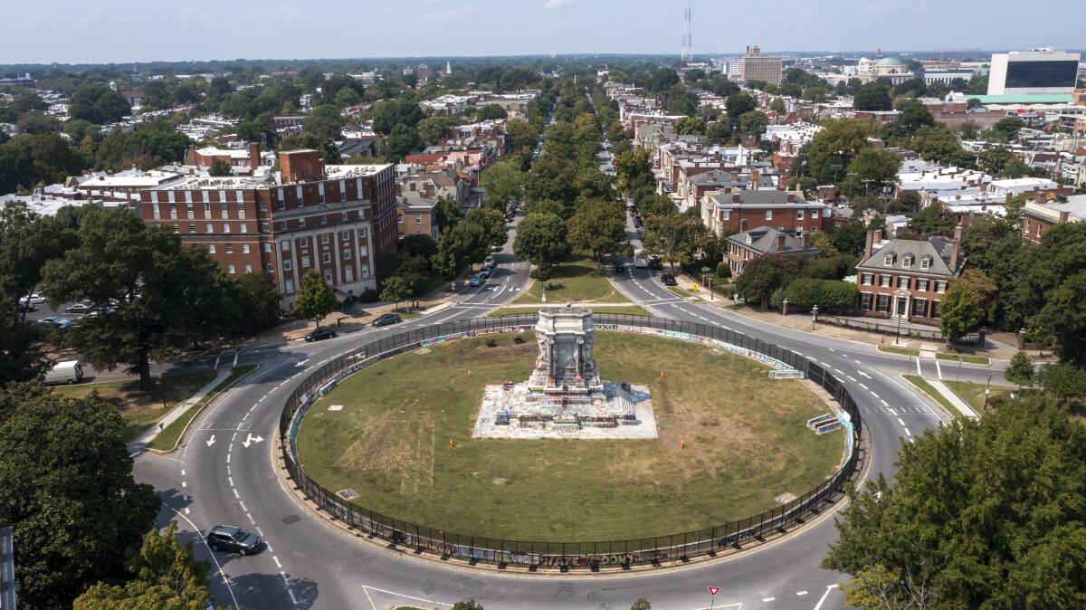 El pedestal donde estaba la estatua del general confederado Robert E. Lee en Richmond, Virginia