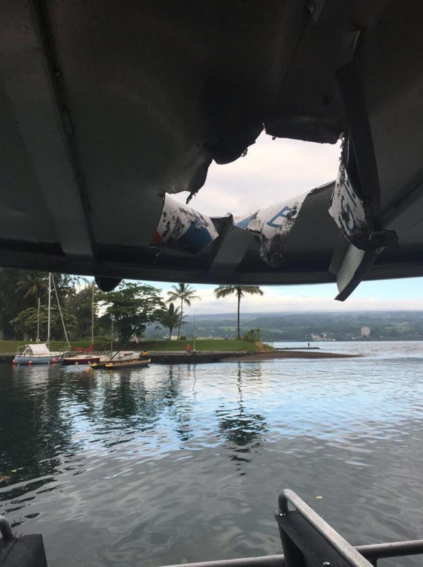 Fotografía cedida por el Departamento de Tierra y Recursos Naturales de Hawai (DLNR) que muestra un hueco en el techo de un barco de Lava Boat Tour después de ser golpeado por una "bomba de lava", escombros arrojados por una explosión de lava desde el volcán Kilauea en Pahoa hoy, lunes 16 de julio de 2018, en el océano cerca de la costa sur de la isla de Hawai, (EE.UU.). EFE/Cortesía DLNR de Hawai/SOLO USO EDITORIAL/NO VENTAS