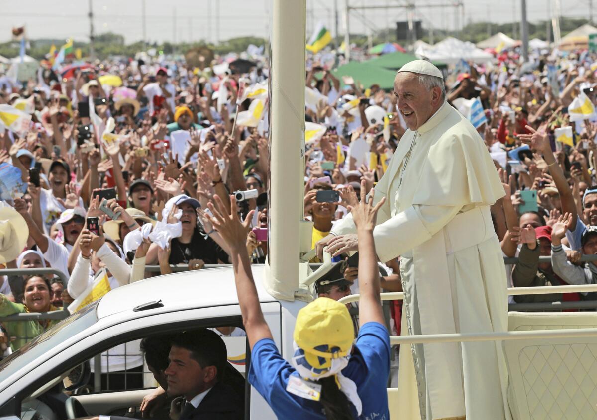 El papa Francisco llega en el "papamóbil" hasta el parque los Samanes en Guayaquil, Ecuador, el lunes 6 de julio de 2015. Francisco ofició en el lugar una misa al aire libre ante una multitud estimada en un millón de personas. (AP Photo/Fernando Vergara)