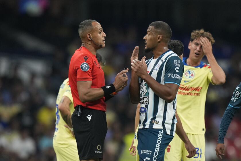 El atacante venezolano José Salomón Rondón (derecha) de Pachuca discute con el árbitro Ismail Elfath durante la semifinal contra el América en la Copa de Campeones de la CONCACAF, el 23 de abril de 2024. (AP Foto/Fernando Llano)