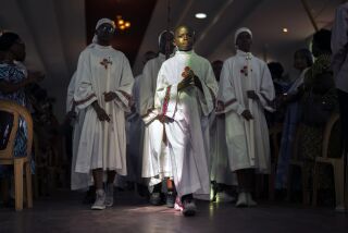 Una misa matinal finaliza en el anexo a la Catedral de Nuestra Señora de Congo en Kinshasa, República Democrática de Congo, el 29 de enero de 2023. (AP Foto/Jerome Delay)