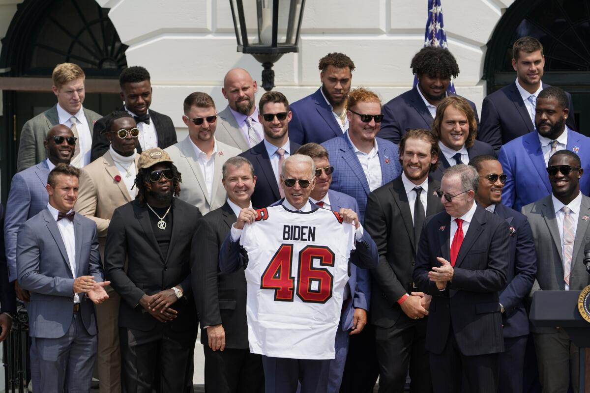 El presidente Joe Biden junto a integrantes de los Buccaneers de Tampa Bay en la Casa Blanca 