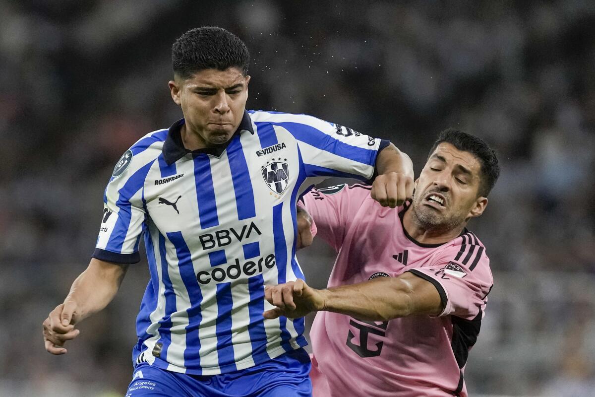 Víctor Guzmán, del Monterrey, y el uruguayo Luis Suárez, del Inter Miami, 