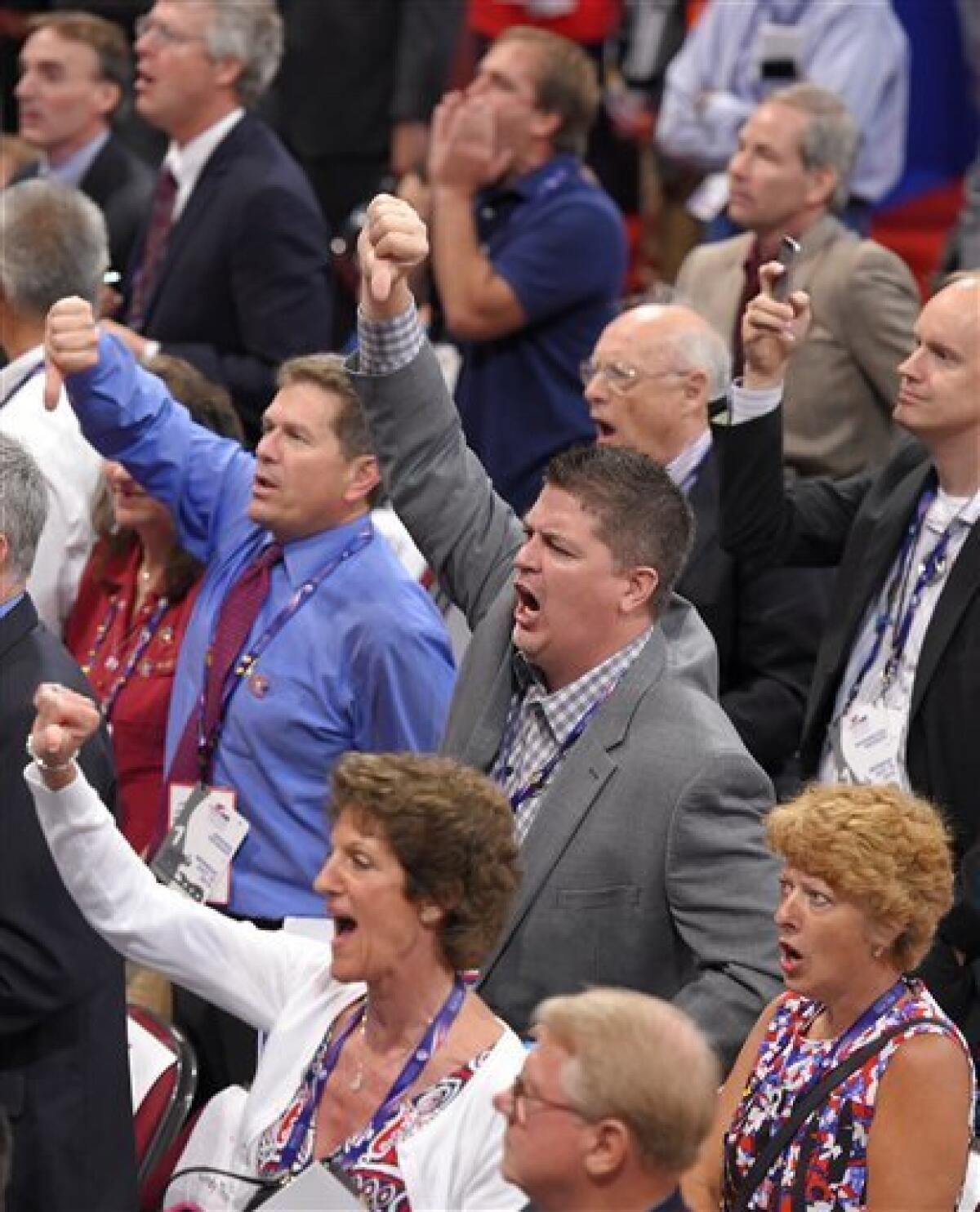 Algunos delegados muestran su inconformidad durante la adopción de las reglas en el primer día de la Convención Nacional Republicana que se realiza en Cleveland el lunes 18 de julio de 2016. (AP Foto/Mark J. Terrill)