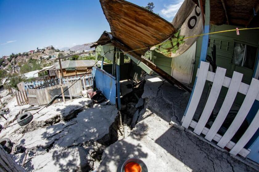 Vista general del área donde un total de 23 viviendas colapsaron en las últimas horas en la ladera de un cerro en el municipio de Tijuana (México) debido a varios deslizamientos de tierra reportados y sin que hasta el momento se presenten lesionados. EFE