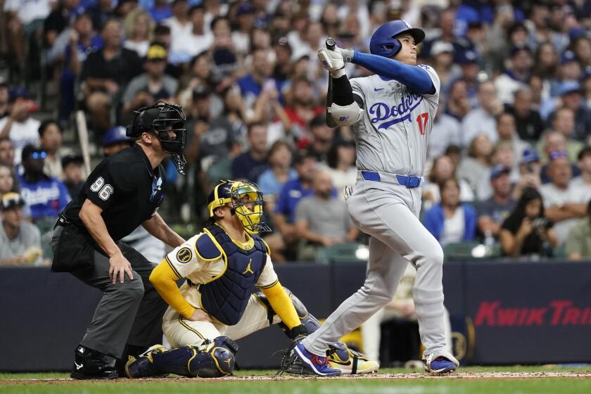 Shohei Ohtani, de los Dodgers de Los Ángeles, batea jonrón solitario durante la tercera entrada del juego de béisbol en contra de los Cerveceros de Milwaukee, el martes 13 de agosto de 2024, en Milwaukee. (AP Foto/Aaron Gash)