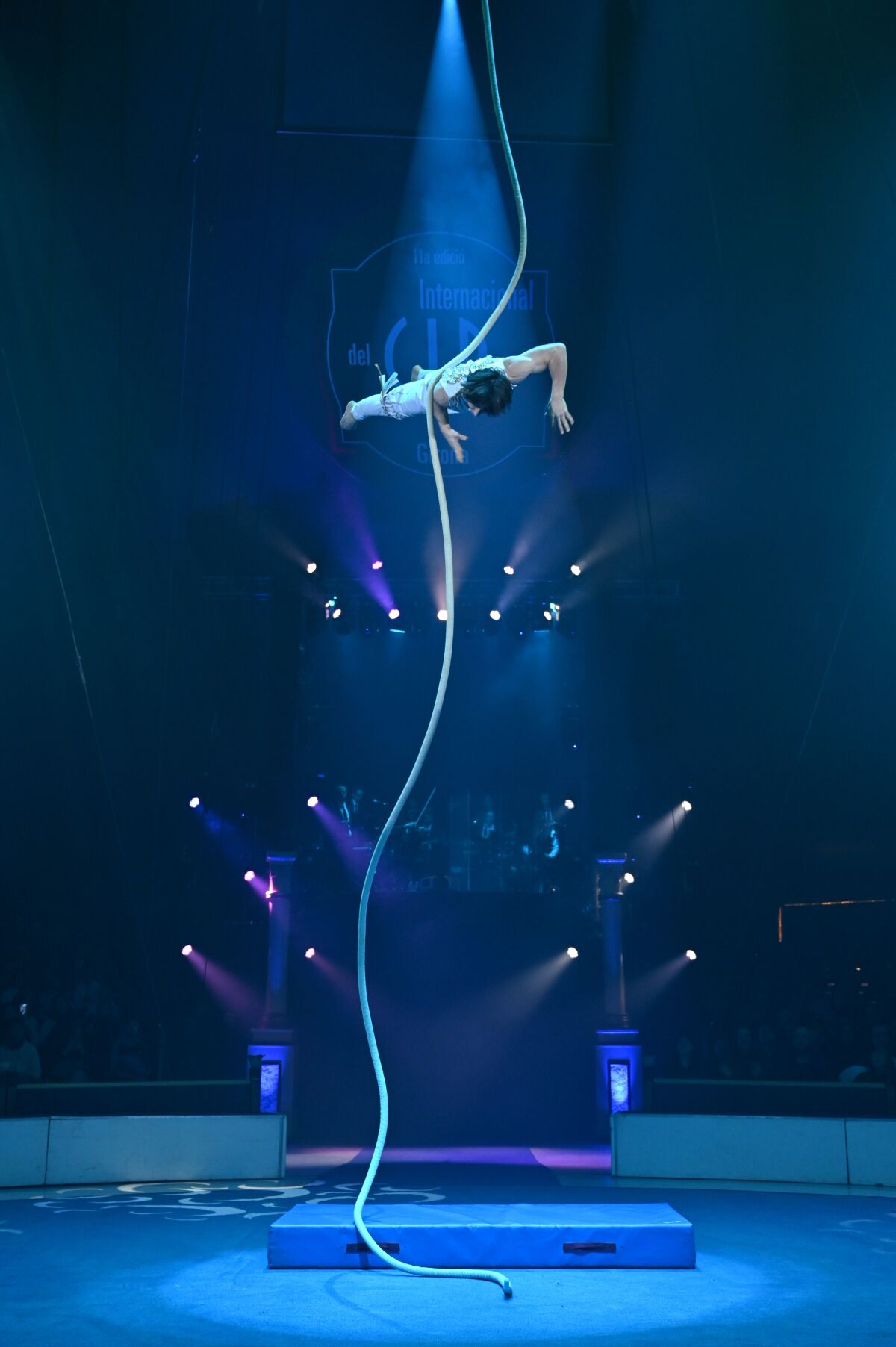 Luca Flores realiza una rutina de cuerdas durante el Festival Internacional del Cirque Elephant d'Or en Girona, España.