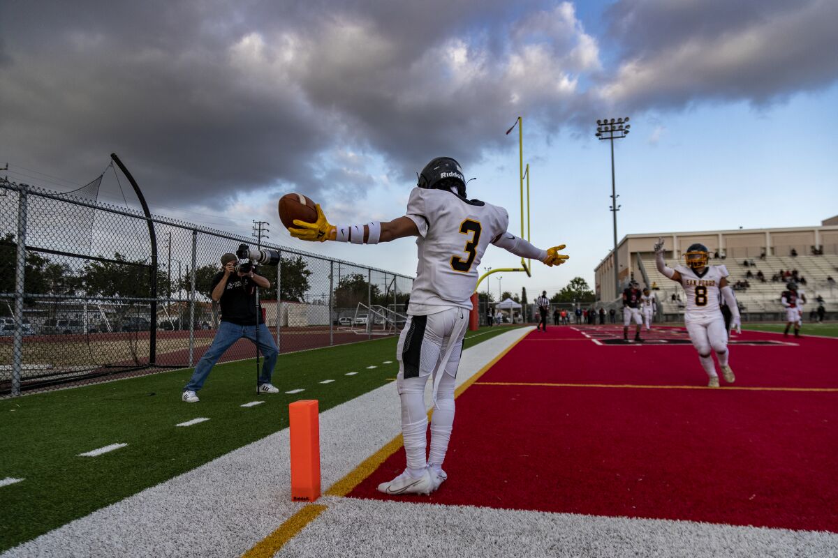 San Pedro receiver Robert Sarmiento holds his arms out by his sides in the end zone.