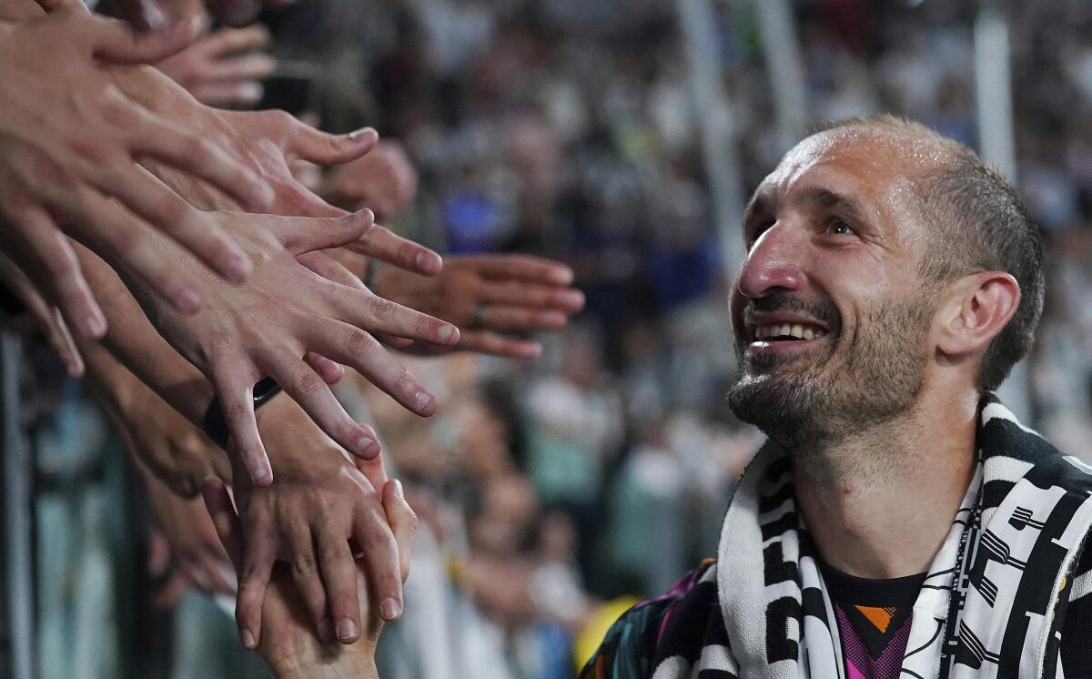 Giorgio Chiellini recibe el saludo de hinchas de la Juventus en el partido contra la Lazio.
