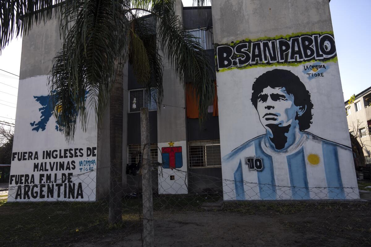 Un mural con la imagen de Diego Maradona y las Islas Malvina en el barrio San Pablo de Buenos Aires, 