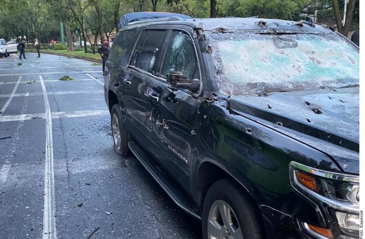 Así quedó la camioneta donde viajaba Omar García Harfuch, jefe de la policía de la Ciudad de México.