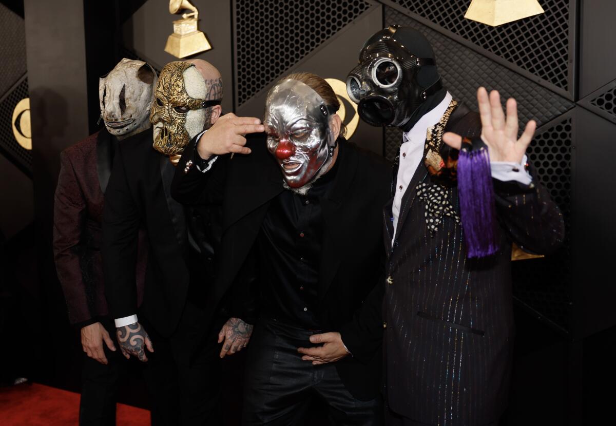 Slipknot llega a la alfombra roja de los Grammy en el Crypto.com Arena en Los Ángeles el 4 de febrero de 2024. 