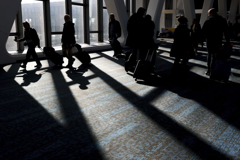 Viajeros caminan por la Terminal B del Aeropuerto LaGuardia en Nueva York el 22 de noviembre del 2022. (AP Foto/Julia Nikhinson)