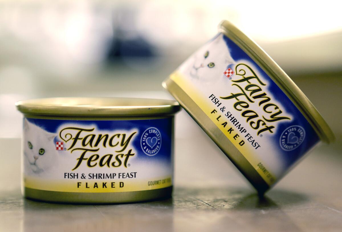 Latas de alimento para gato Francy Feast, con sabor de pescado y camarón, un producto de Tailandia, que fueron compradas en un supermercado Publix en Orlando, Florida, el lunes 16 de noviembre de 2015. De acuerdo con un informe que encargó Nestle SA, los trabajadores migrantes muy pobres en Tailandia son engañados o atraídos con falsas promesas y obligados a capturar y procesar especies marinas que terminan en las cadenas de suministro de esa empresa gigante global.(AP Foto/John Raoux)