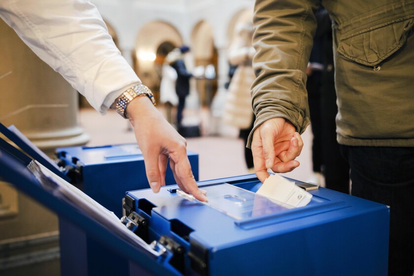 Unas personas emiten su voto en Zúrich, Suiza, el domingo 28 de noviembre de 2021. (Michael Buholzer/Keystonve vía AP)