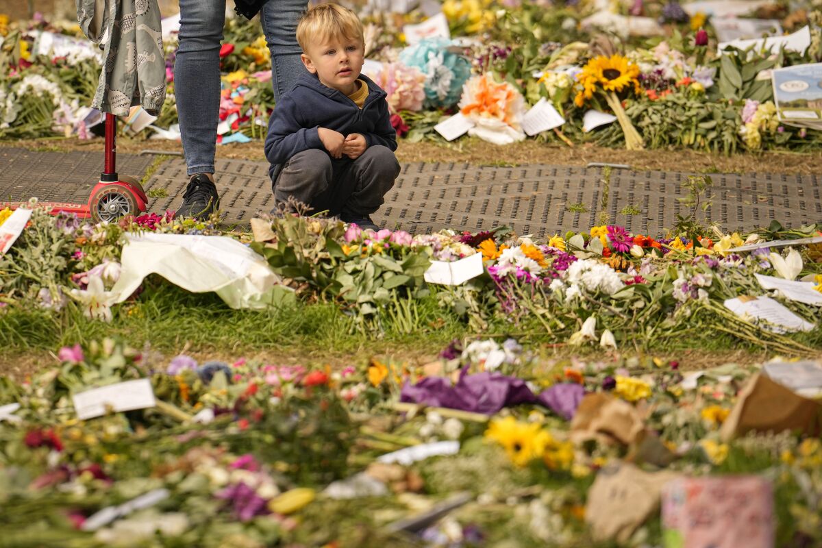 Gente deja ofrendas florales a la reina Isabel II al día siguiente de su funeral en el Green Park de Londres