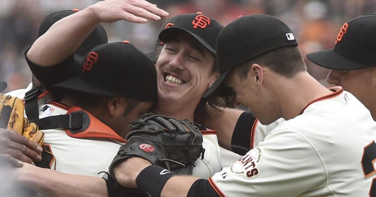 Moore to wear Lincecum's No. 55 for Giants