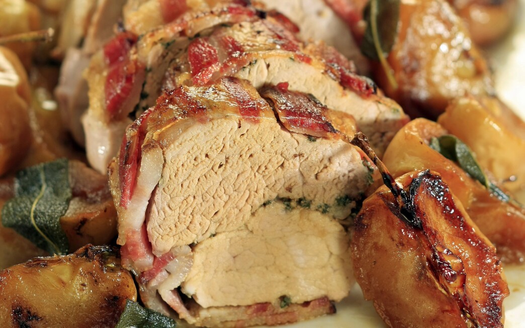 Bacon-wrapped pork loin with roasted apples