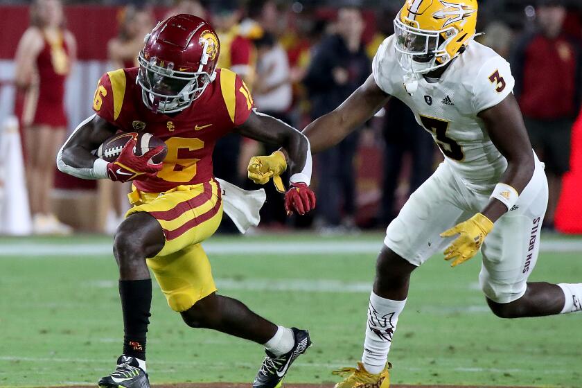 LOS ANGELES, CALIF. - OCT. 1, 2022. USC wide receiver Tahj Washington gets a reception against Arizona State in the third. quarter at the Los Angeles Memorial Coliseum on Saturday night, Oct. 1, 2022. (Luis Sinco / Los Angeles Times)