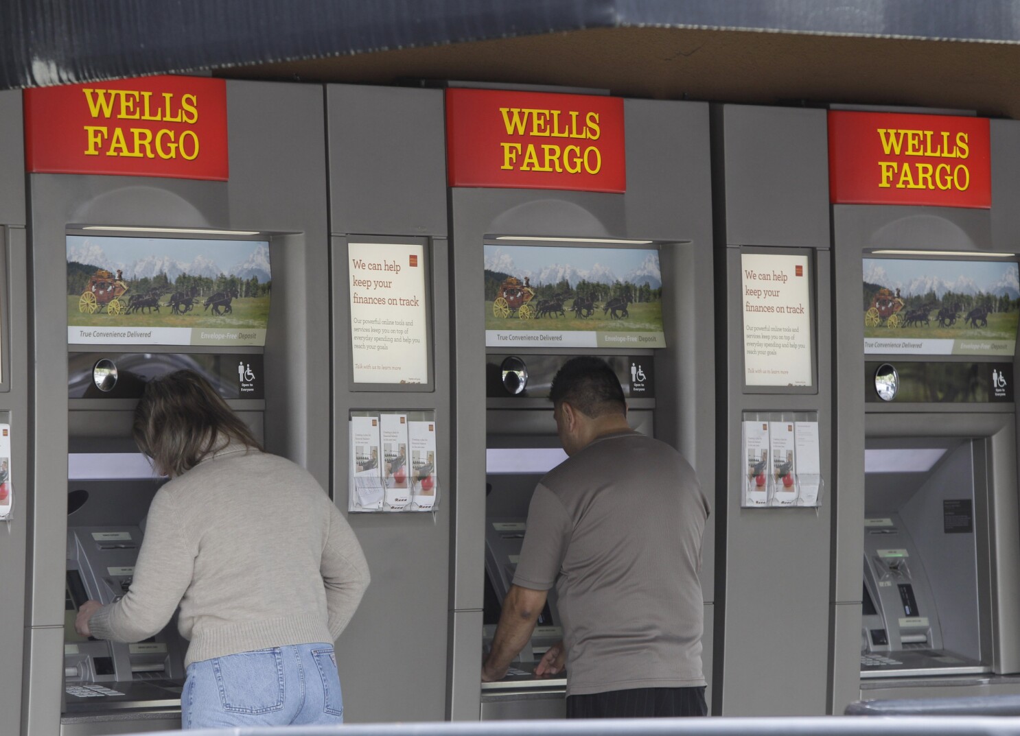 Wells Fargo must offer 66 jobs to people it rejected in 2014 - Los Angeles  Times
