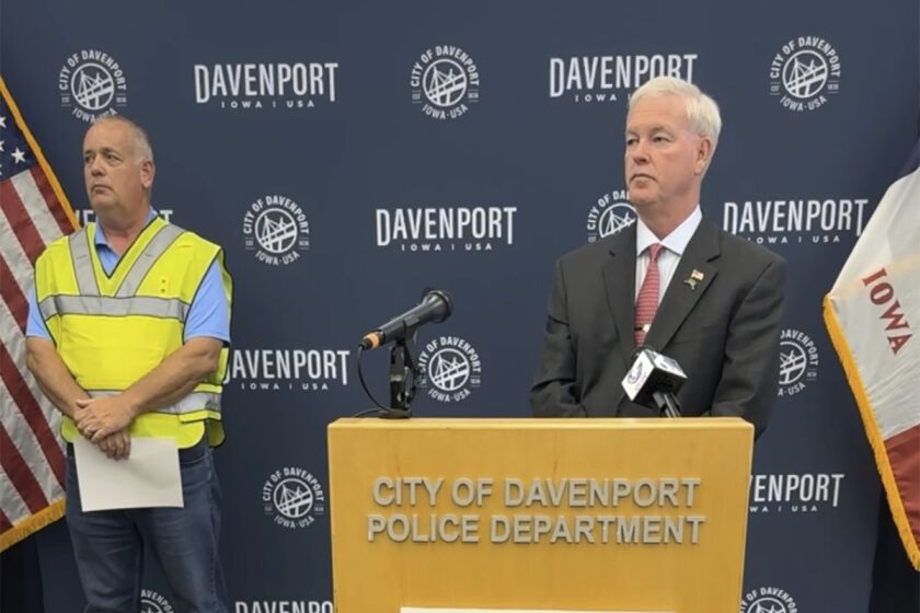 El jefe de bomberos de Davenport, Michael Carlsten, y el alcalde de Davenport, Mike Matson, informan sobre el colapso de un edificio de apartamentos el 29 de mayo de 2023 en Davenport, Iowa. (Ciudad de Davenport vía AP)