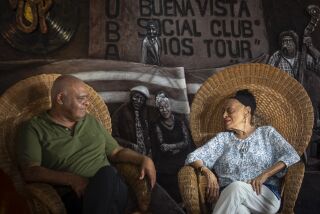 La cantante cubana Omara Portuondo, derecha, con su hijo Ariel Jiménez Portuondo durante una entrevista en la casa de la cantante en La Habana el 29 de noviembre de 2022. (Foto AP/Ramón Espinosa)
