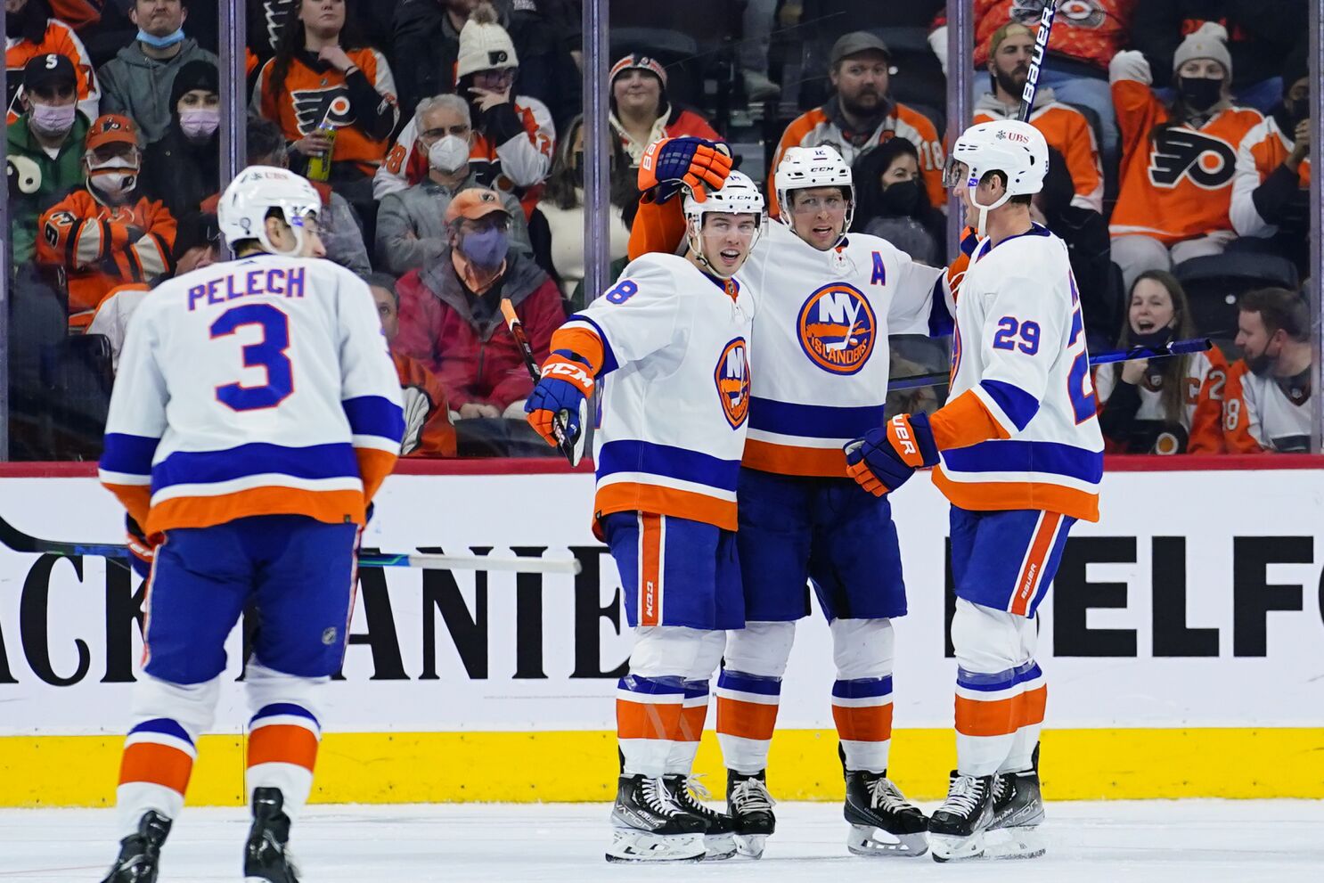 Hayes leads Flyers to win over Islanders