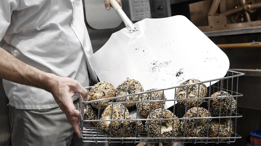 LOS ANGELES, CA-13 Maret 2019: Jason Kaplan, pembuat roti dan pemilik Bagel Maury, membuat bagel untuk