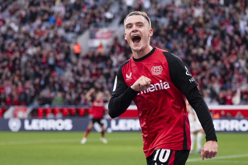 Florian Wirtz del Bayer Leverkusen celebra tras anotar en el encuentro ante el Eintracht Frankfurt en la Bundesliga el sábado 19 de octubre del 2024. (Marius Becker/dpa via AP)