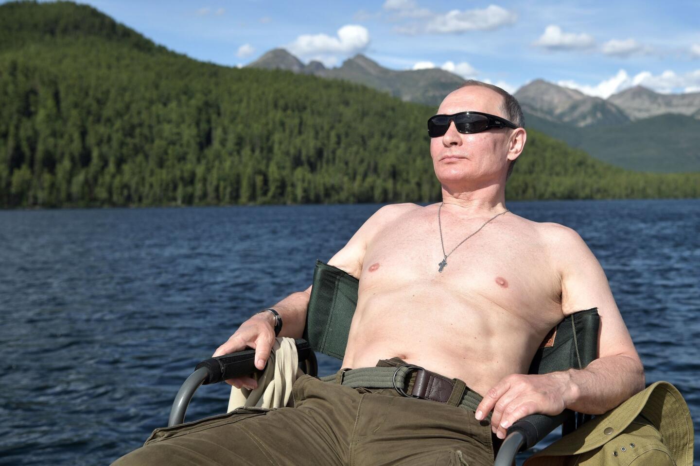 Salir con el torso desnudo ya se ha convertido en una tradición para el jefe del Kremlin, que intenta así vender una imagen de hombre de acción y en perfecto estado de salud, cuando está a punto de cumplir los 65 años.