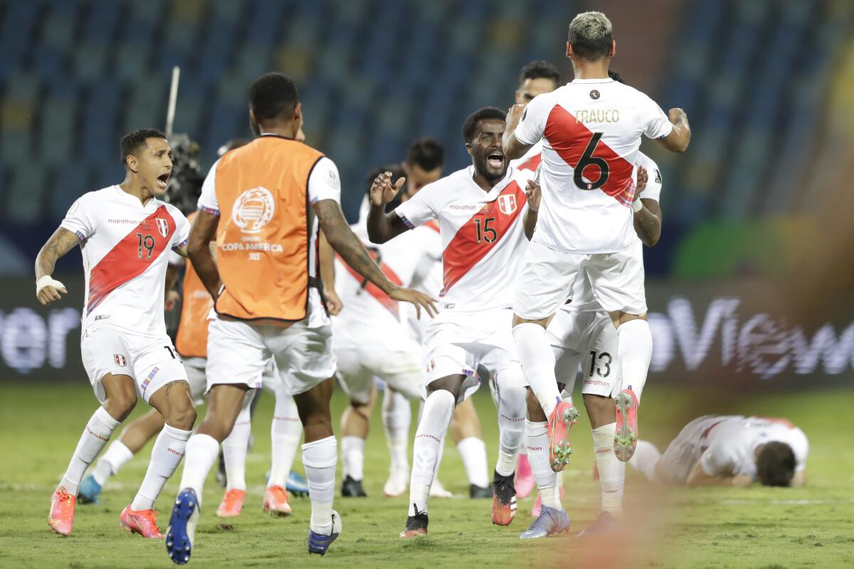 Los jugadores de Perú festejan luego de imponerse por penales a Paraguay 