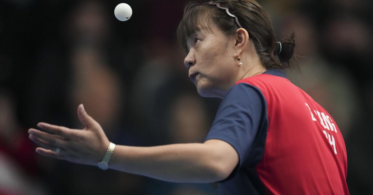 57岁智利华裔乒乓球运动员在泛美运动会上赢得观众的青睐