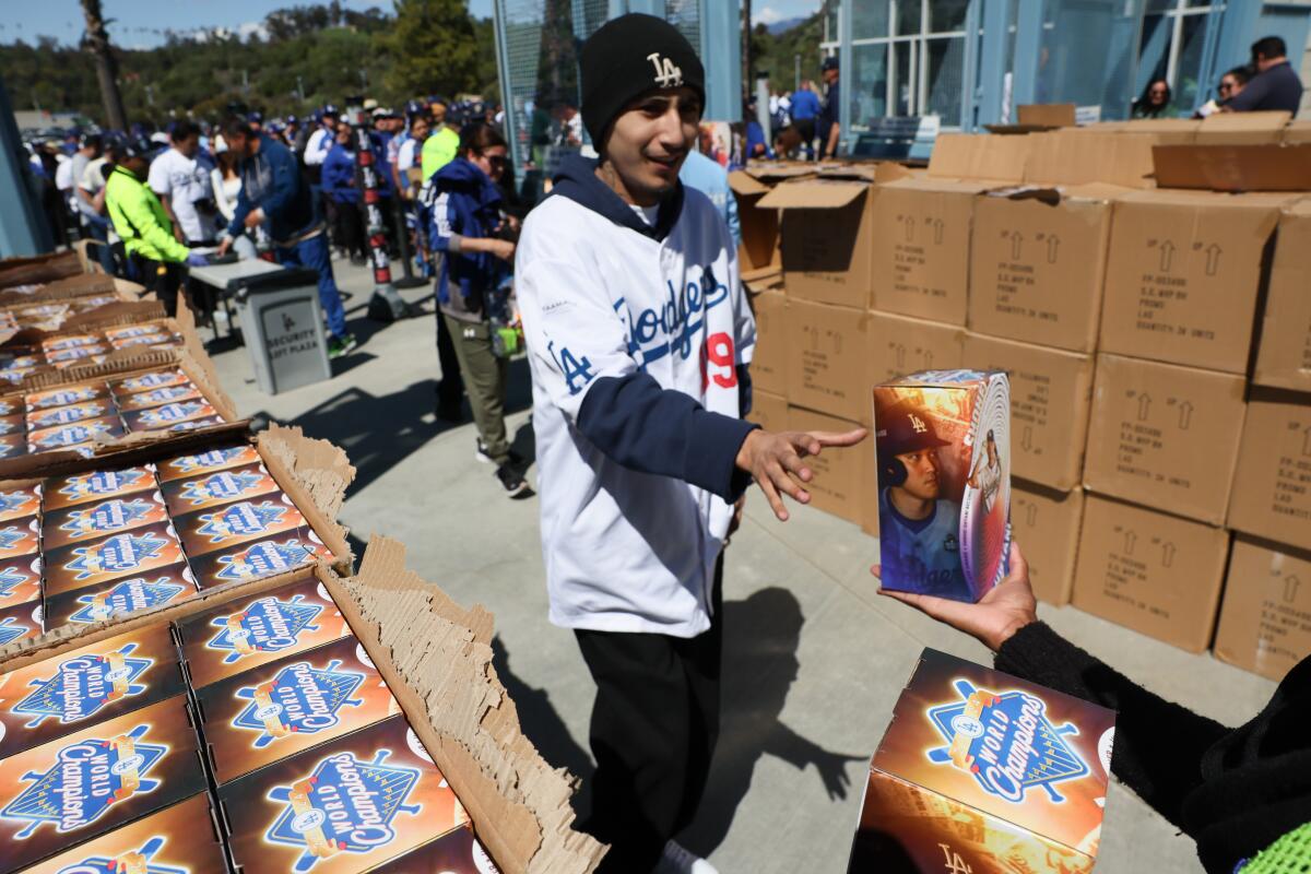 Atlanta Braves'e karşı maçtan önce Dodger Stadyumu'na girerken hayranlara Shohei Ohtani 2024 mvp bobblehead verildi