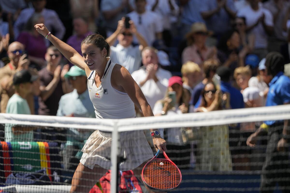 Emma Navarro celebra tras vencer a Paula  