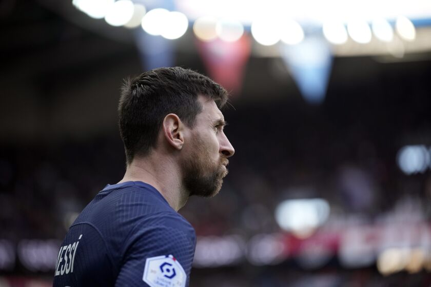Lionel Messi del Paris Saint-Germain gesticula durante el partido contra Rennes en la liga francesa, el domingo 19 de marzo de 2023, en París. El PSG perdió 2-0. (AP Foto/Christophe Ena)