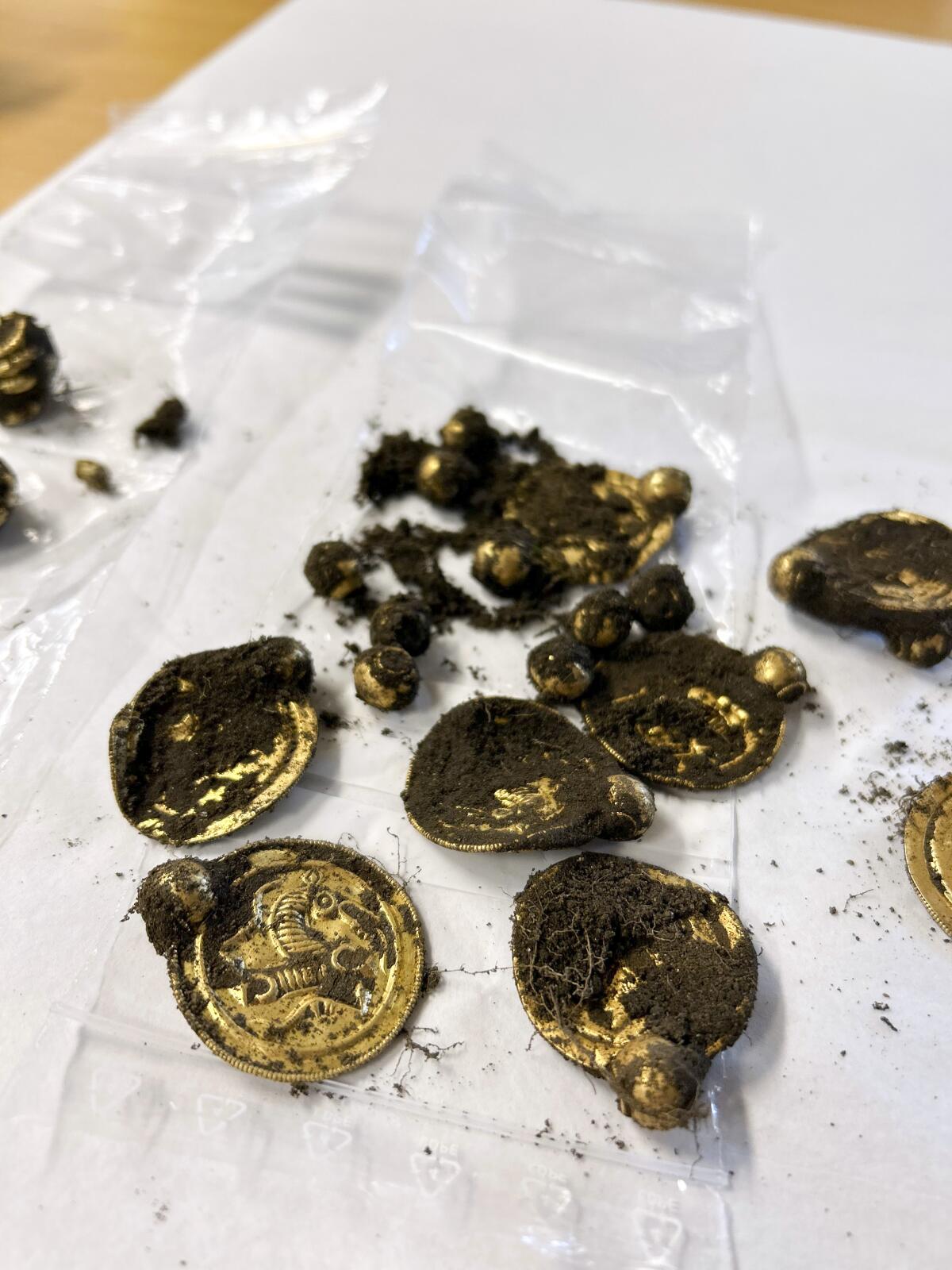 Varias joyas de oro de 1.500 años de antigüedad son exhibidas el 7 de septiembre de 2023, en Noruega, 