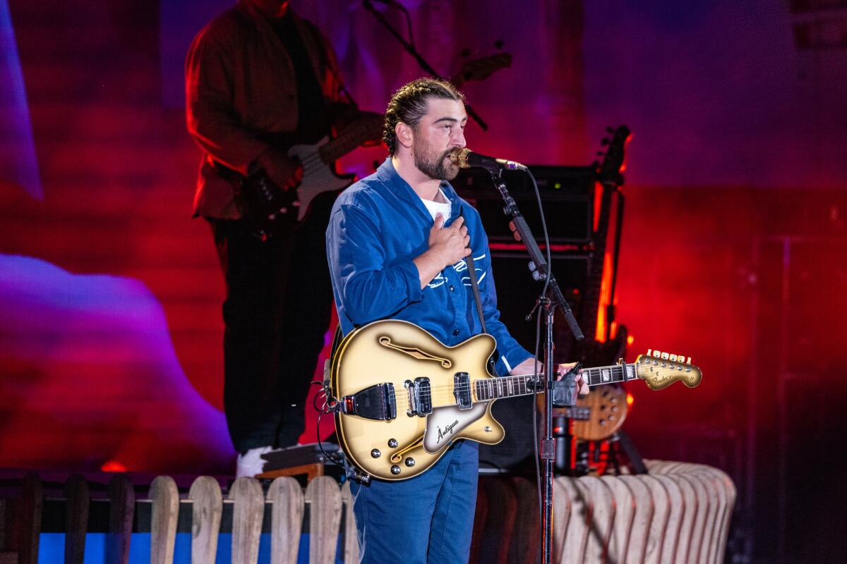 Noah Kahan rouses his faithful at the Hollywood Bowl - Los Angeles