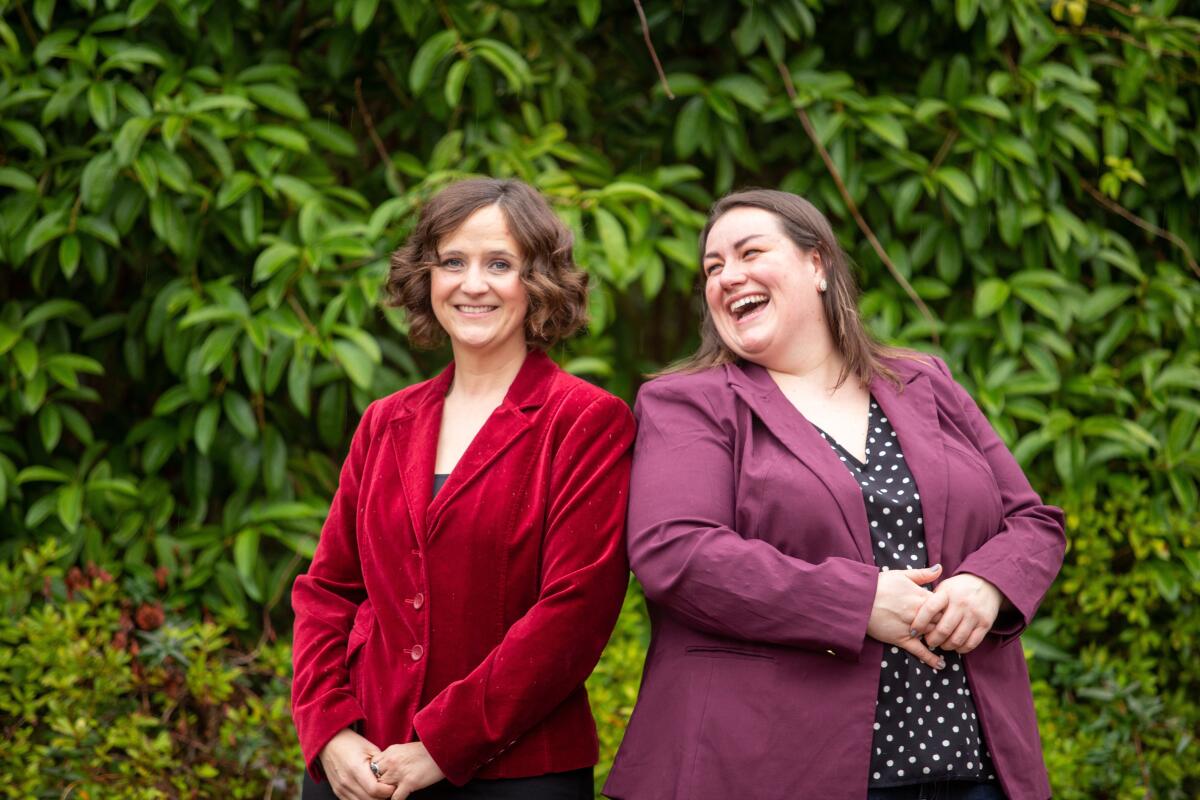 Las científicas Leila Strickland (izquierda) y Michelle Egger, confundadoras de BIOMILQ.